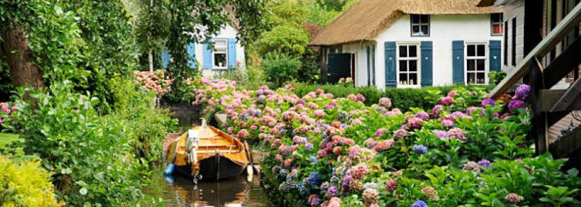 Giethoorn: Navigeren door de serene waterwegen van Nederlands verborgen juweel