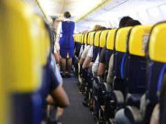 11 verrassende dingen die je nooit mag doen in het vliegtuig