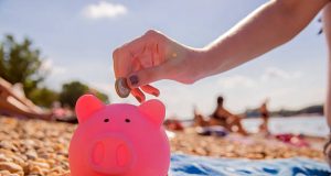 Besparen in de zomer: zo doe je dat met verzekeringen
