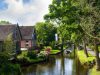 Giethoorn: Navigeren door de serene waterwegen van Nederlands verborgen juweel