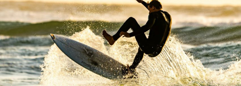 Zon, zee, strand én leren surfen deze zomer